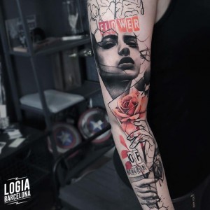 tatuaje_caras_chica_cerebro_manos_rosa_lettering_brazo_logia_barcelona_dime_reck 